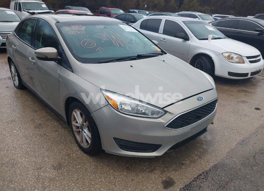 2015 Ford Focus SE (VIN 1FADP3F2XFL325968) main photo