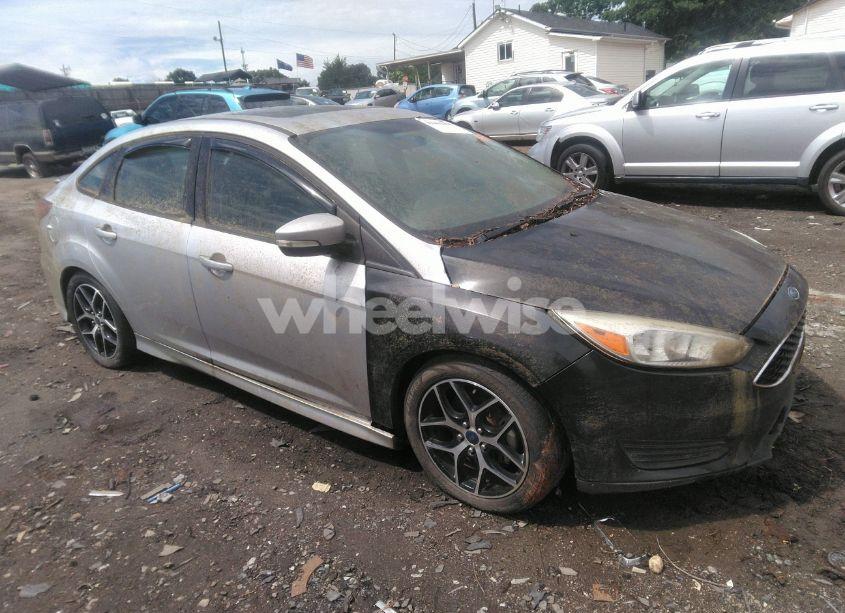 2015 Ford Focus SE (VIN 1FADP3F2XFL345234) main photo