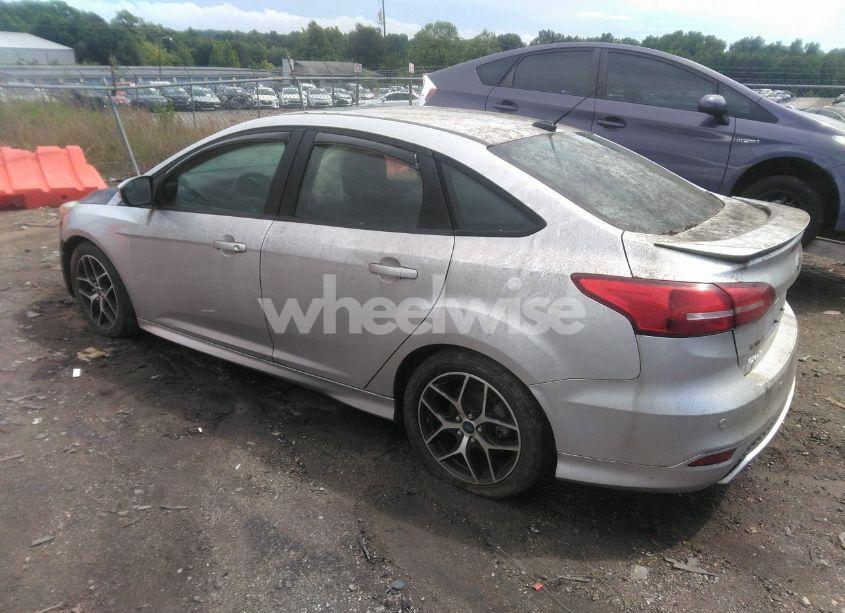Photo 3 of 2015 Ford Focus SE (VIN 1FADP3F2XFL345234)