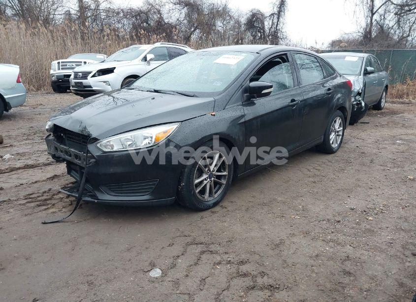 Photo 2 of 2015 Ford Focus SE (VIN 1FADP3F2XFL365046)