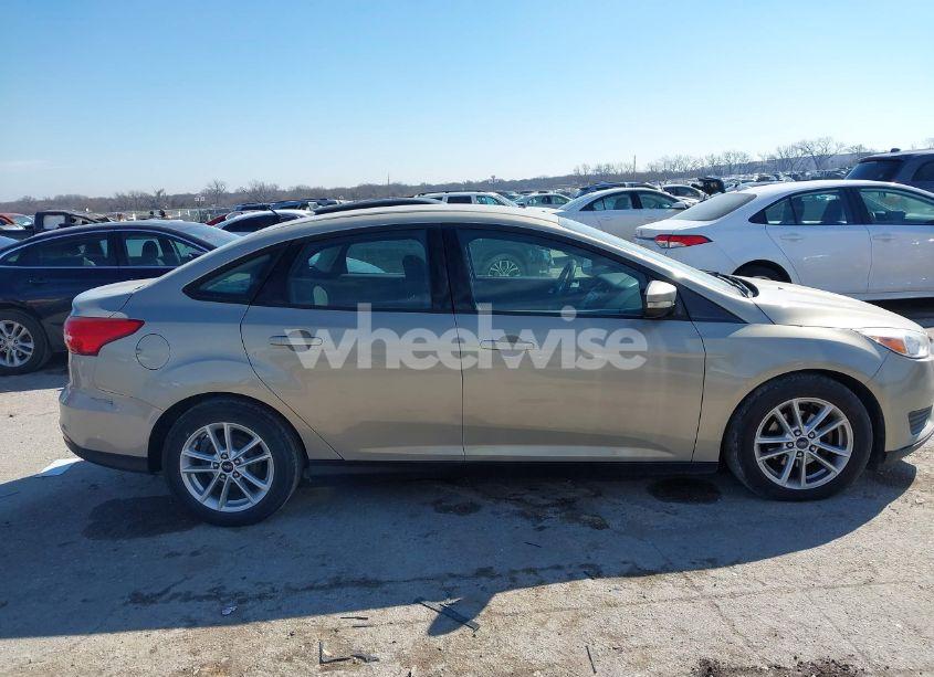 Photo 13 of 2015 Ford Focus SE (VIN 1FADP3F2XFL375964)