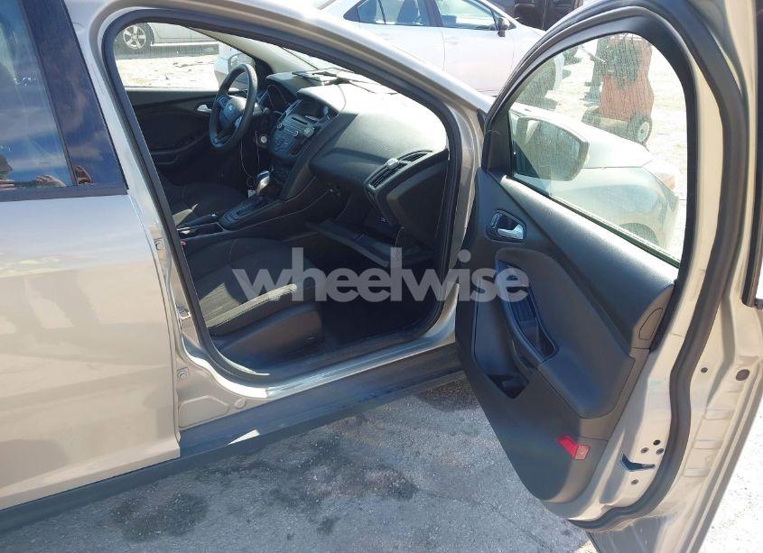 Photo 5 of 2015 Ford Focus SE (VIN 1FADP3F2XFL375964)