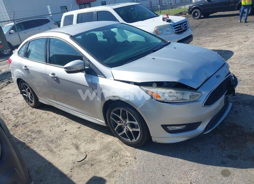 2016 Ford Focus SE (VIN 1FADP3F2XGL201085) main photo