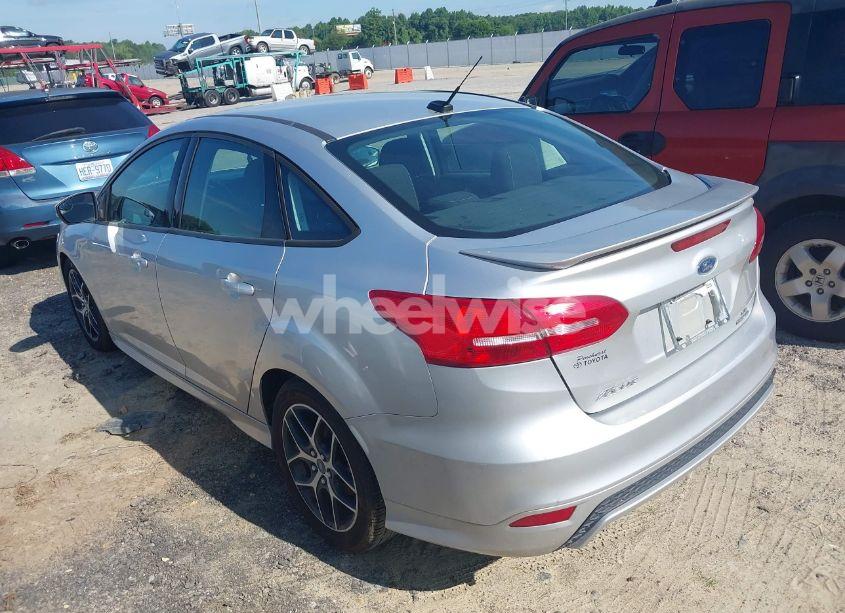 Photo 3 of 2016 Ford Focus SE (VIN 1FADP3F2XGL201085)