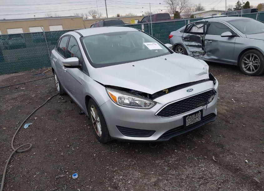 2016 Ford Focus SE (VIN 1FADP3F2XGL217674) main photo