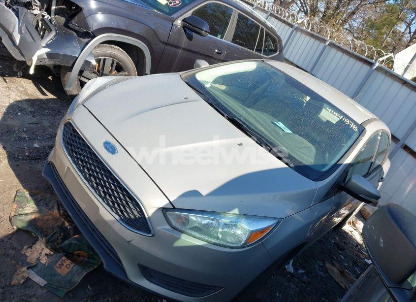 Photo 2 of 2016 Ford Focus SE (VIN 1FADP3F2XGL273730)
