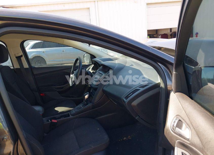 Photo 5 of 2016 Ford Focus SE (VIN 1FADP3F2XGL282444)