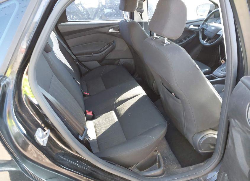 Photo 8 of 2016 Ford Focus SE (VIN 1FADP3F2XGL305642)