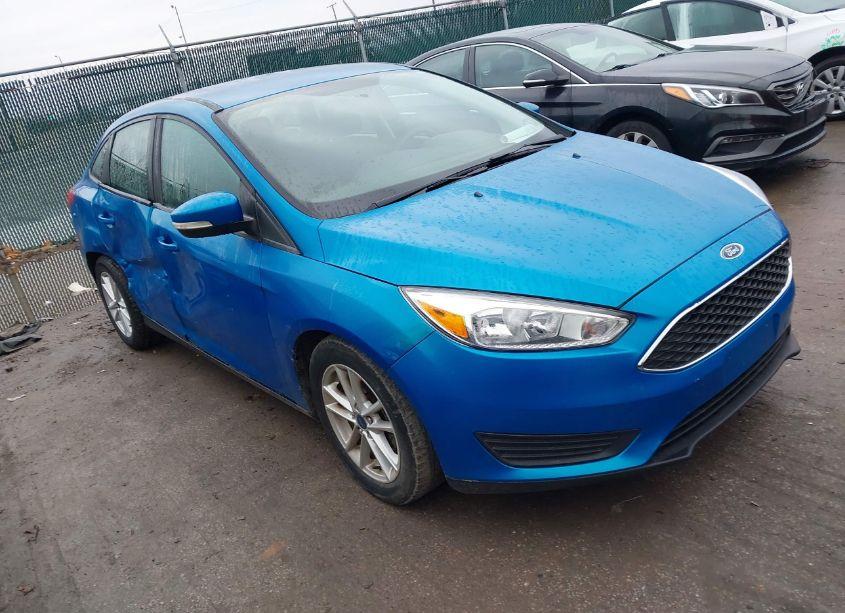 2016 Ford Focus SE (VIN 1FADP3F2XGL375982) main photo