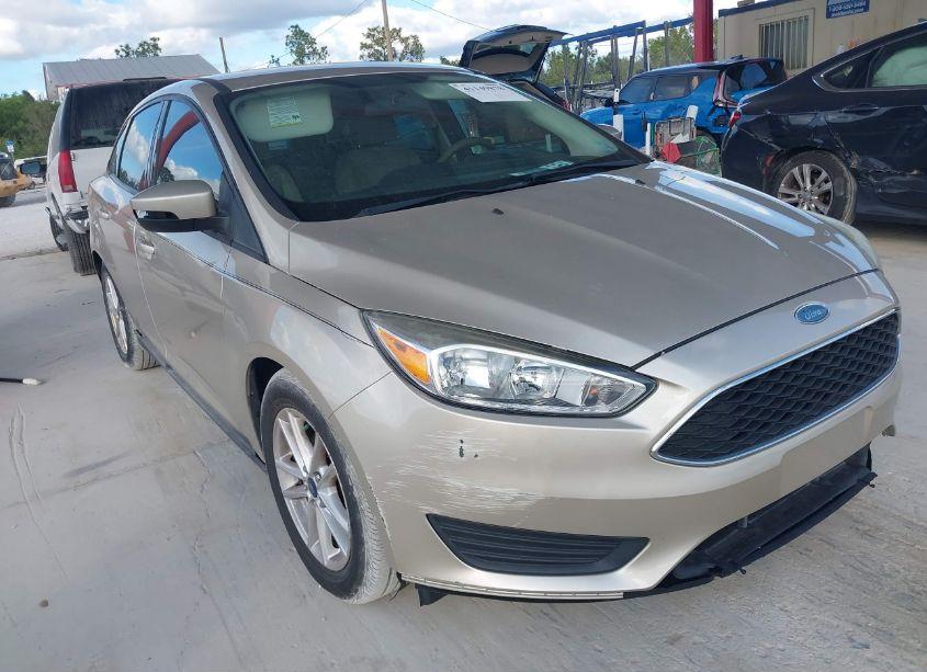 2017 Ford Focus SE (VIN 1FADP3F2XHL202318) main photo