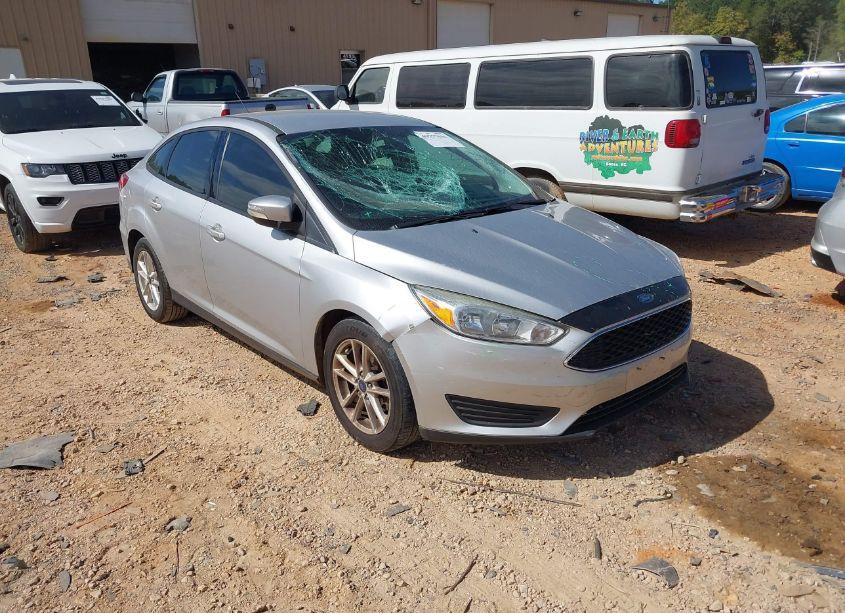 2017 Ford Focus SE (VIN 1FADP3F2XHL203629) main photo