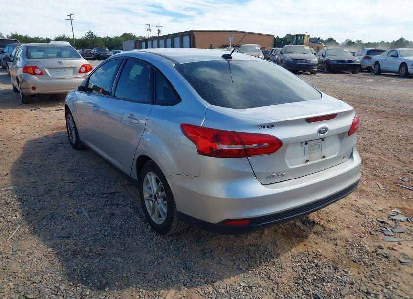 Photo 3 of 2017 Ford Focus SE (VIN 1FADP3F2XHL203629)