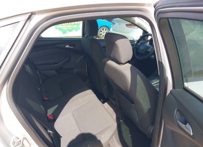 Photo 8 of 2017 Ford Focus SE (VIN 1FADP3F2XHL203629)