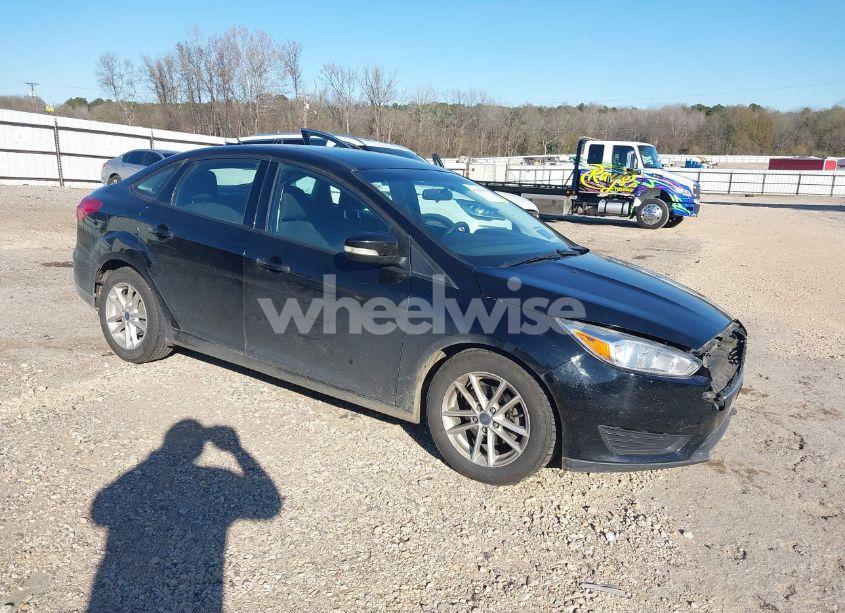 2017 Ford Focus SE (VIN 1FADP3F2XHL212685) main photo