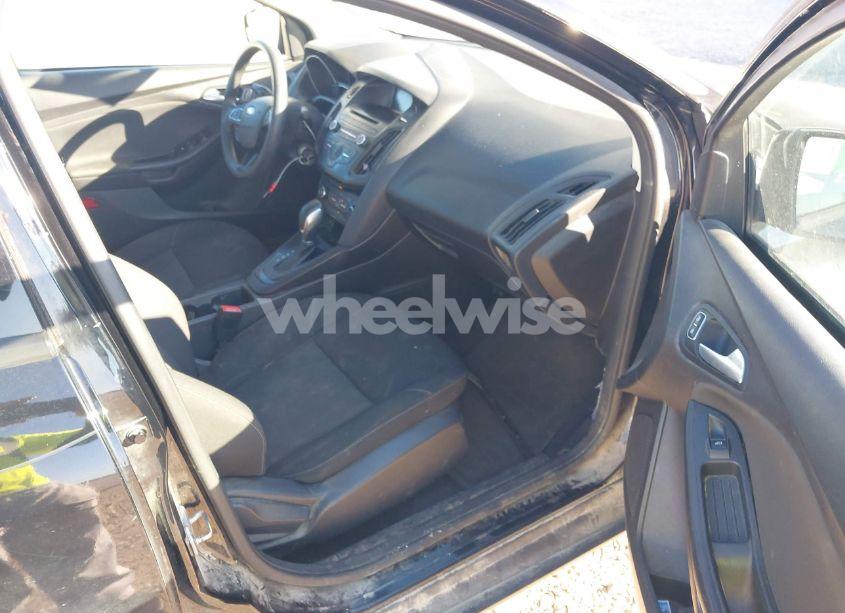 Photo 5 of 2017 Ford Focus SE (VIN 1FADP3F2XHL212685)