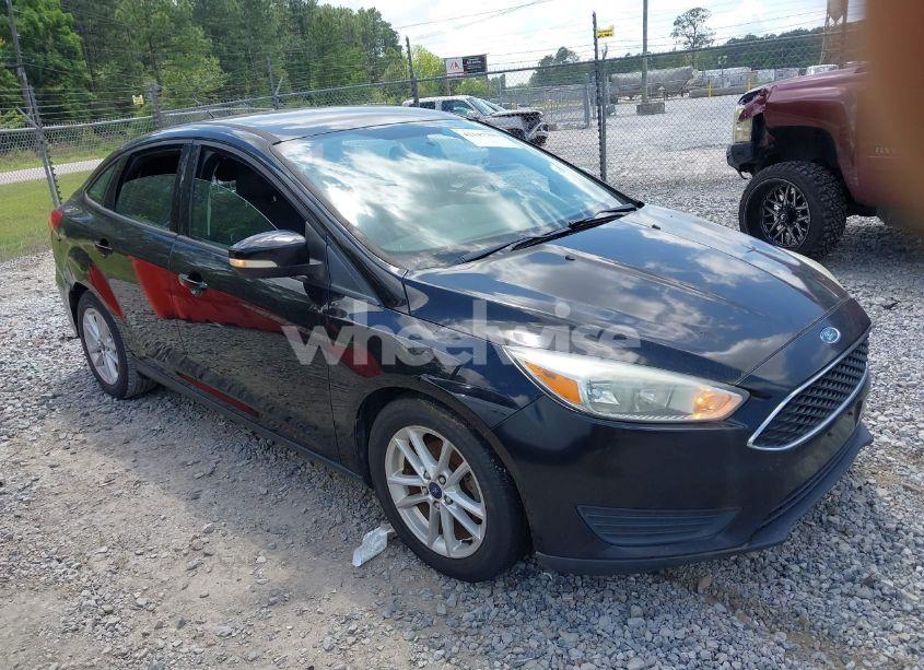 2017 Ford Focus SE (VIN 1FADP3F2XHL243371) main photo