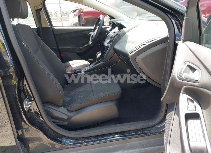 Photo 5 of 2017 Ford Focus SE (VIN 1FADP3F2XHL243371)