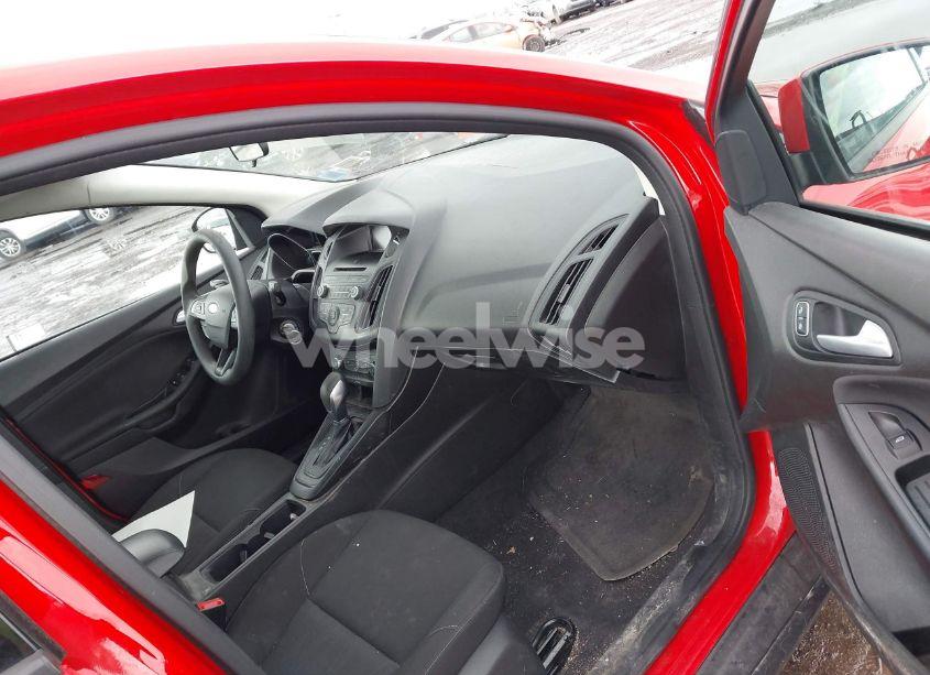 Photo 5 of 2017 Ford Focus SE (VIN 1FADP3F2XHL282316)