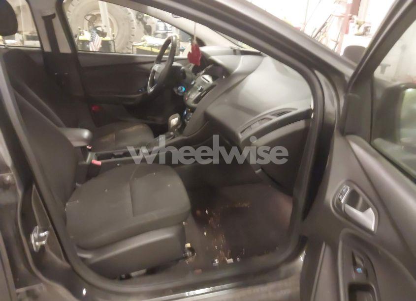 Photo 5 of 2017 Ford Focus SE (VIN 1FADP3F2XHL283675)