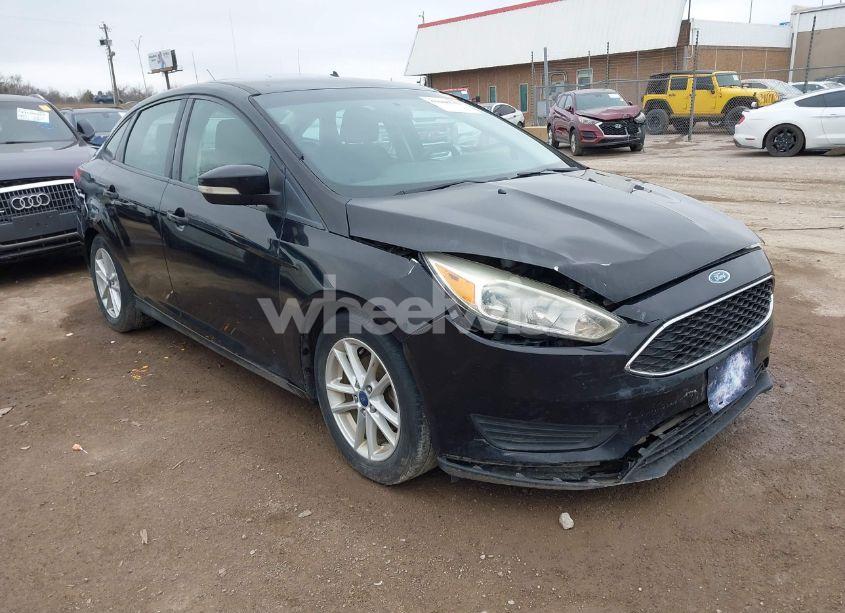 2017 Ford Focus SE (VIN 1FADP3F2XHL332650) main photo