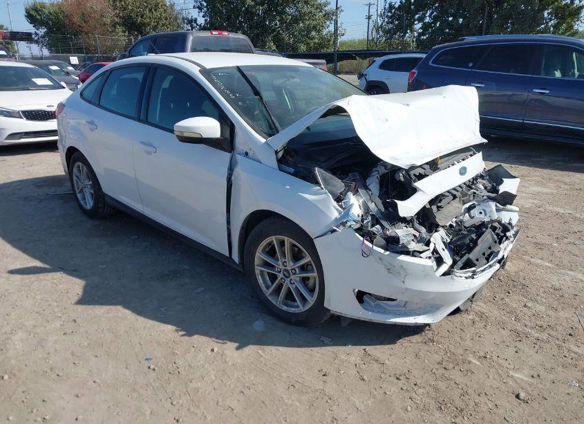 2017 Ford Focus SE (VIN 1FADP3F2XHL347388) main photo