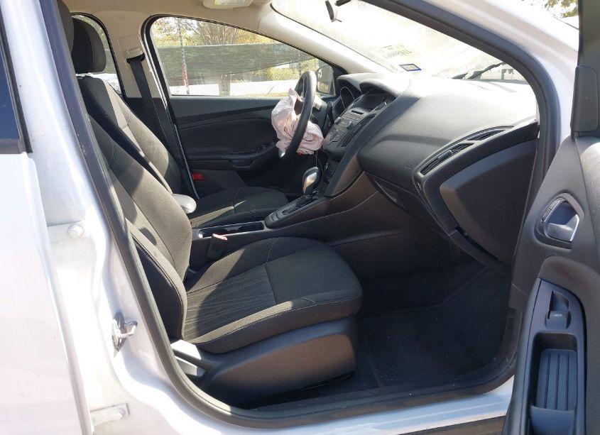 Photo 5 of 2017 Ford Focus SE (VIN 1FADP3F2XHL347388)