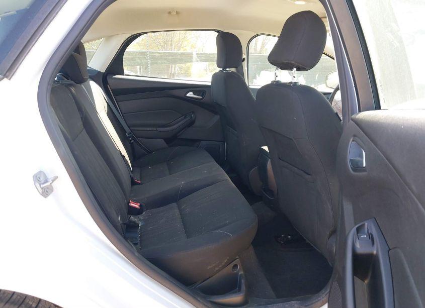 Photo 8 of 2017 Ford Focus SE (VIN 1FADP3F2XHL347388)