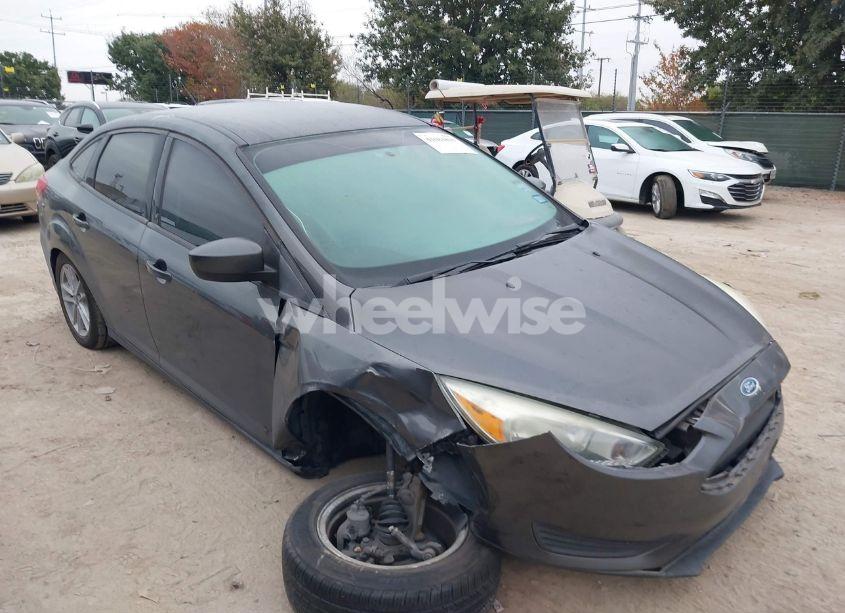 2018 Ford Focus SE (VIN 1FADP3F2XJL204043) main photo