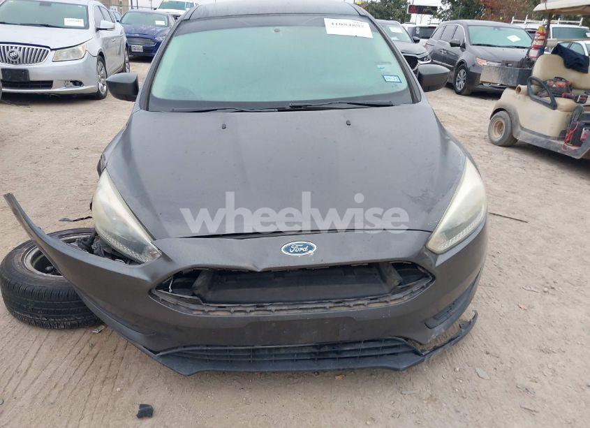Photo 12 of 2018 Ford Focus SE (VIN 1FADP3F2XJL204043)