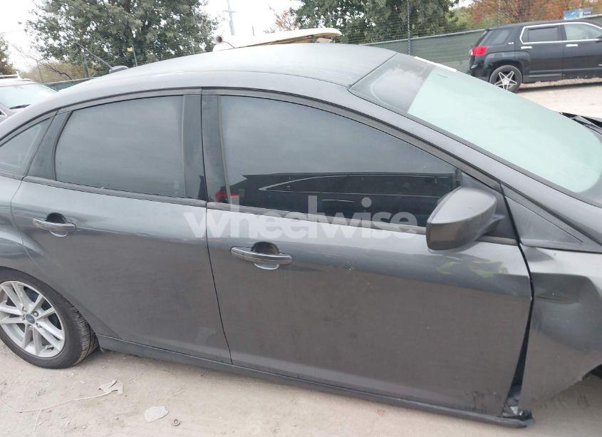 Photo 13 of 2018 Ford Focus SE (VIN 1FADP3F2XJL204043)