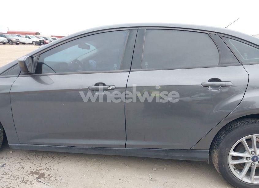 Photo 14 of 2018 Ford Focus SE (VIN 1FADP3F2XJL204043)