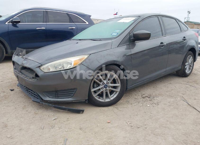 Photo 2 of 2018 Ford Focus SE (VIN 1FADP3F2XJL204043)