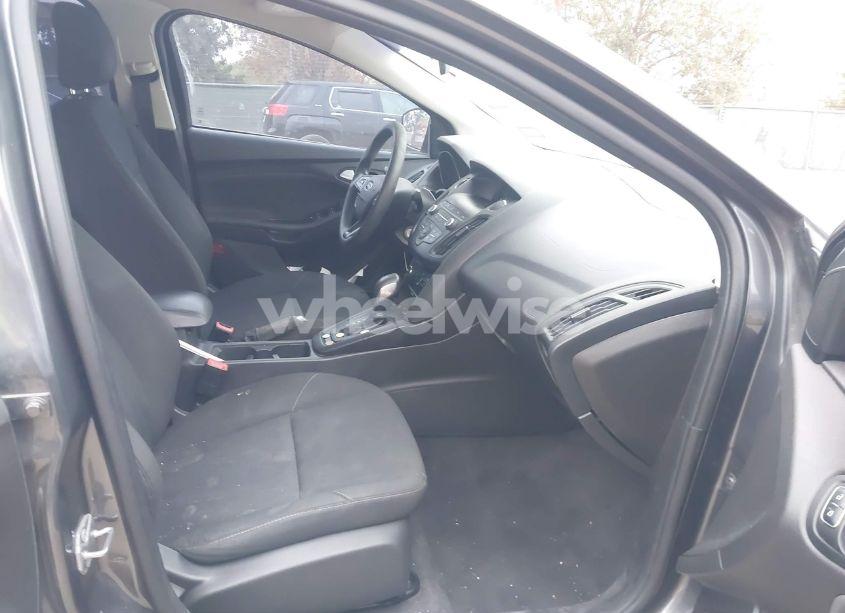 Photo 5 of 2018 Ford Focus SE (VIN 1FADP3F2XJL204043)