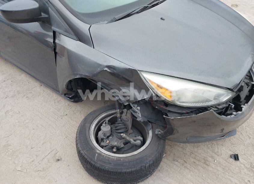 Photo 6 of 2018 Ford Focus SE (VIN 1FADP3F2XJL204043)