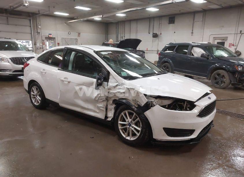 2018 Ford Focus SE (VIN 1FADP3F2XJL224745) main photo