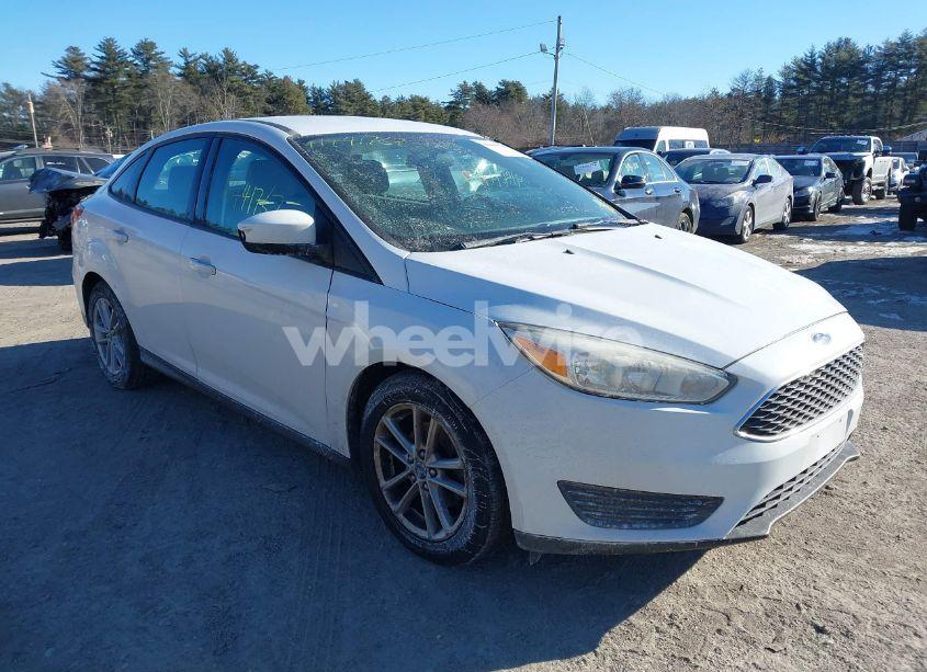 2018 Ford Focus SE (VIN 1FADP3F2XJL253047) main photo