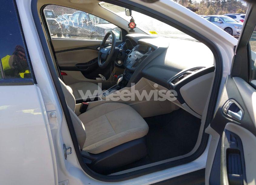 Photo 5 of 2018 Ford Focus SE (VIN 1FADP3F2XJL253047)