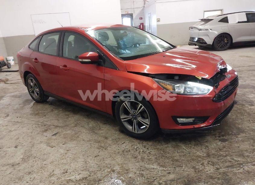 2018 Ford Focus SE (VIN 1FADP3F2XJL276053) main photo