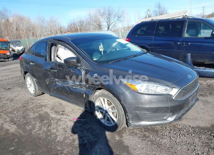 2018 Ford Focus SE (VIN 1FADP3F2XJL295508) main photo