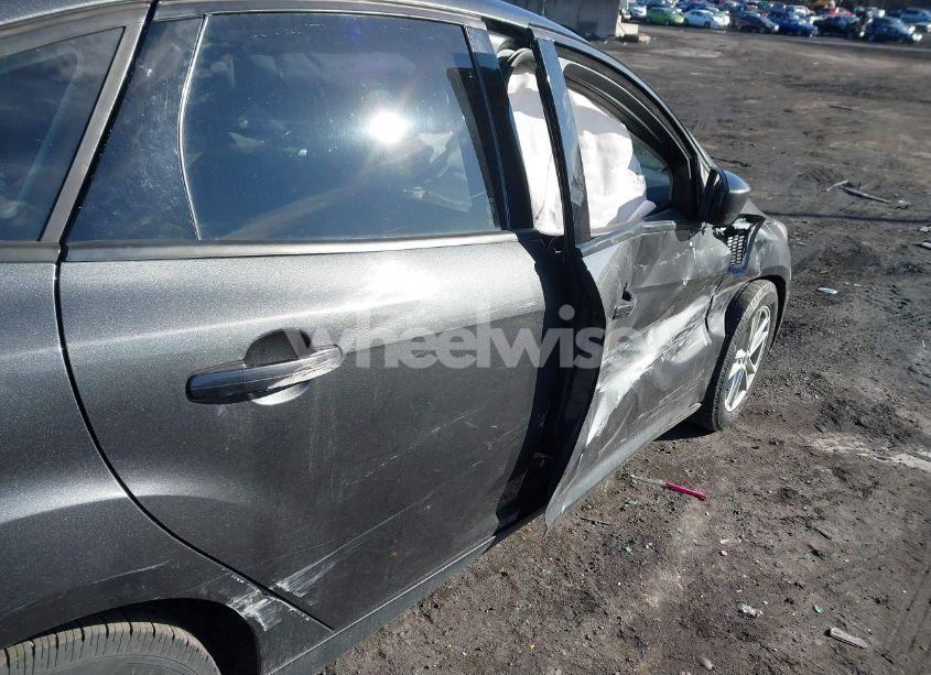 Photo 6 of 2018 Ford Focus SE (VIN 1FADP3F2XJL295508)