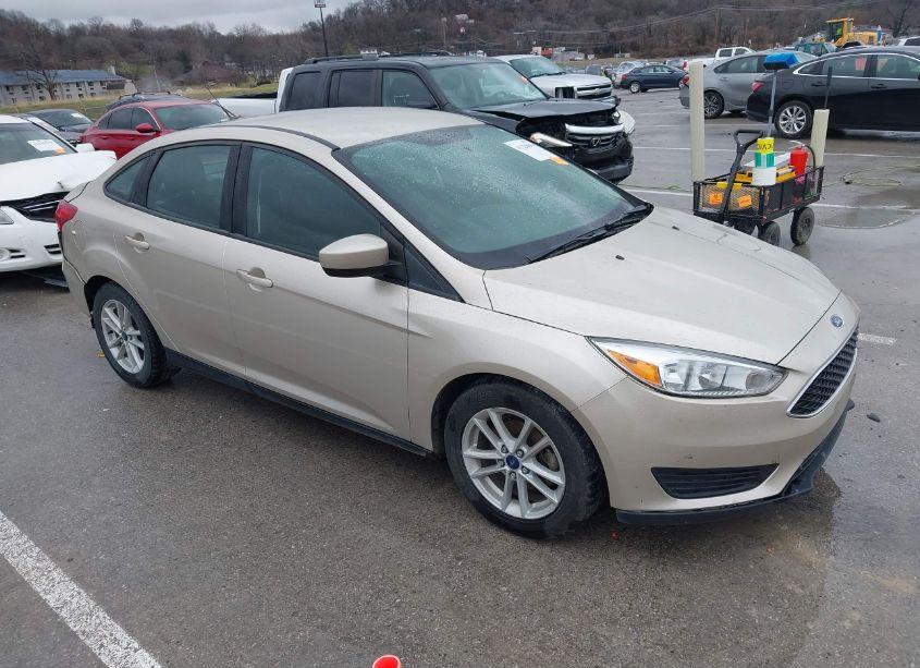 2018 Ford Focus SE (VIN 1FADP3F2XJL319242) main photo