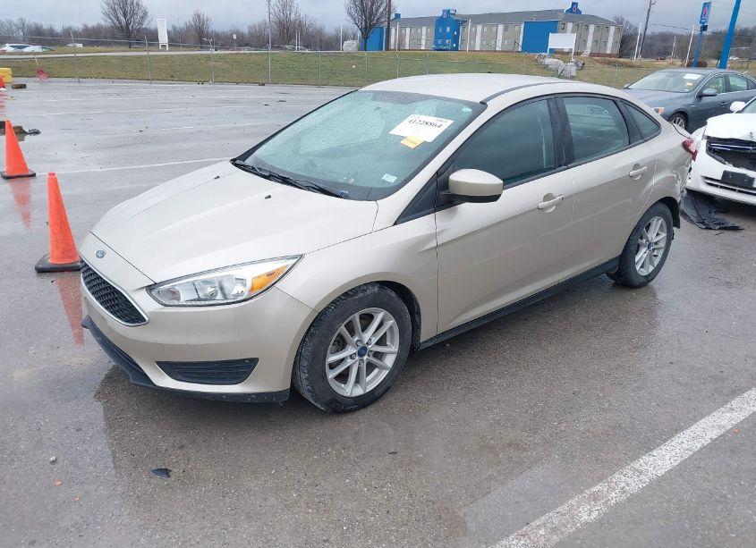 Photo 2 of 2018 Ford Focus SE (VIN 1FADP3F2XJL319242)