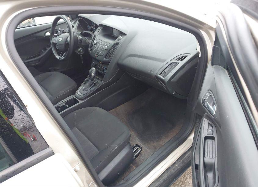 Photo 5 of 2018 Ford Focus SE (VIN 1FADP3F2XJL319242)