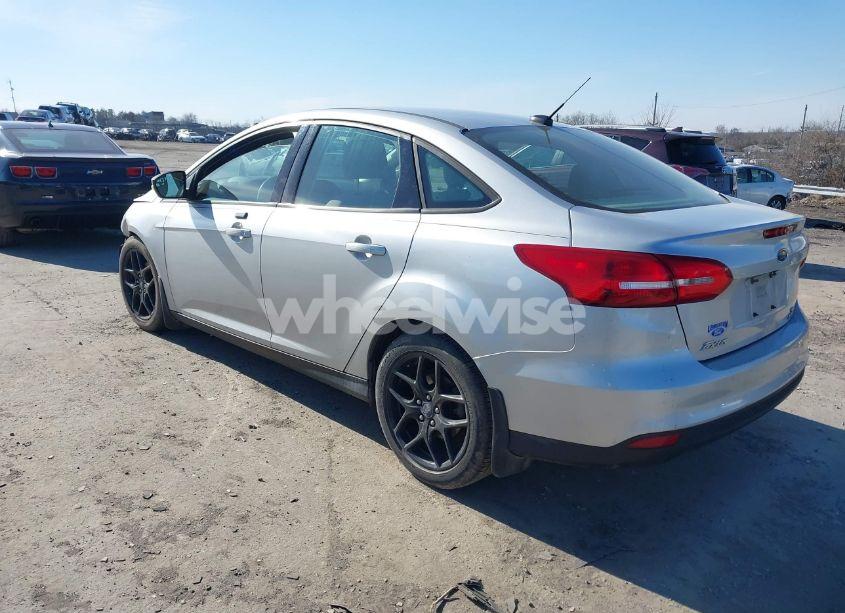 Photo 3 of 2016 Ford Focus SE (VIN 1FADP3FE0GL300458)