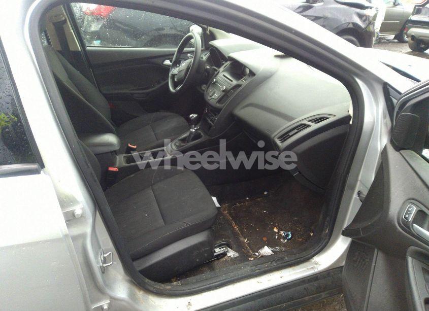 Photo 5 of 2017 Ford Focus SE (VIN 1FADP3FE0HL297434)