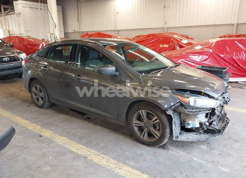 2018 Ford Focus SE (VIN 1FADP3FE0JL271437) main photo