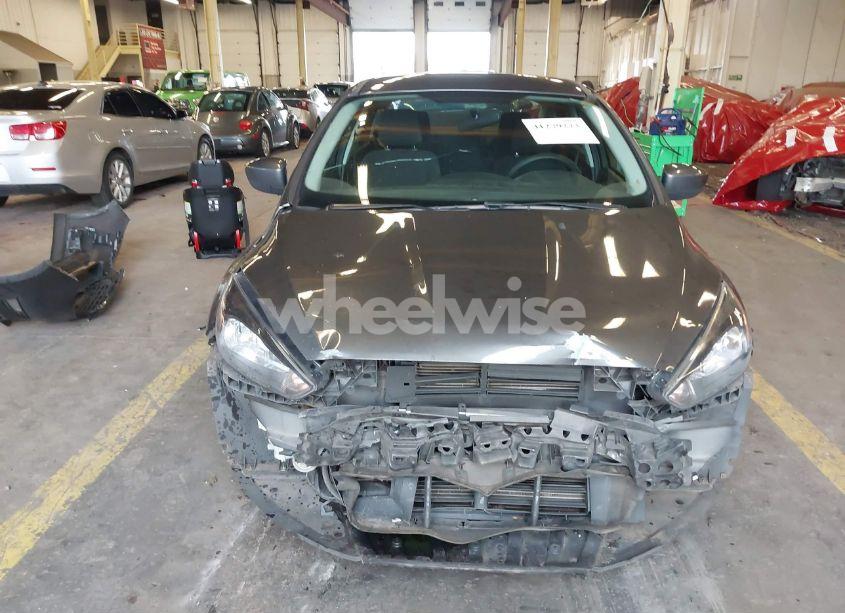 Photo 13 of 2018 Ford Focus SE (VIN 1FADP3FE0JL271437)