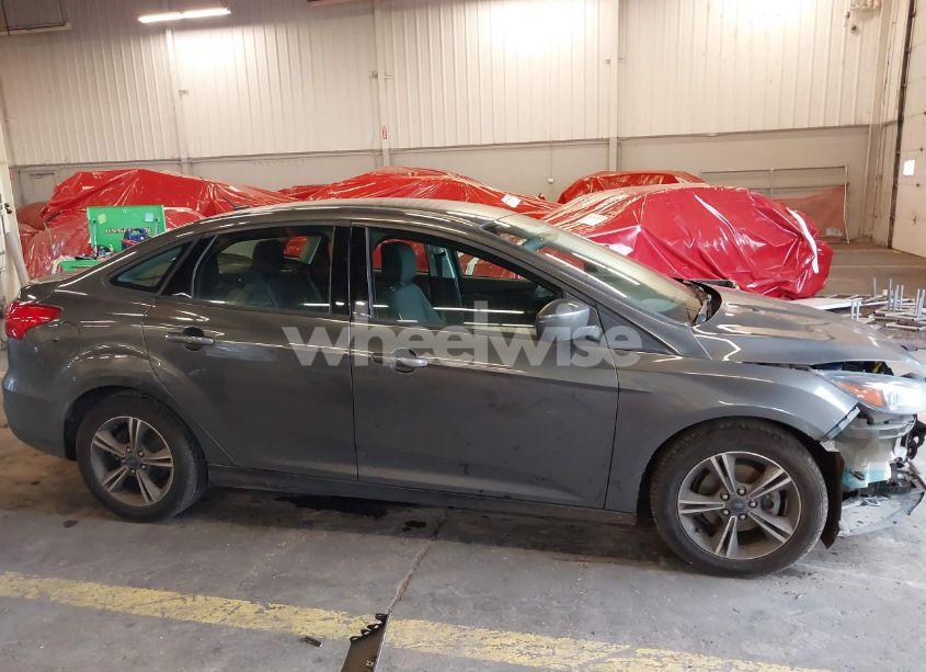 Photo 14 of 2018 Ford Focus SE (VIN 1FADP3FE0JL271437)
