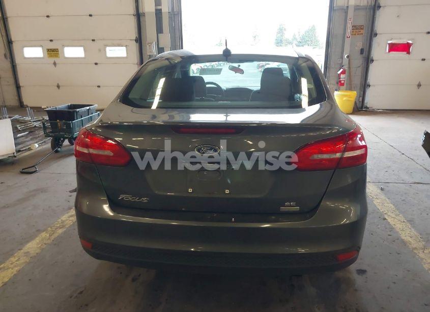Photo 17 of 2018 Ford Focus SE (VIN 1FADP3FE0JL271437)