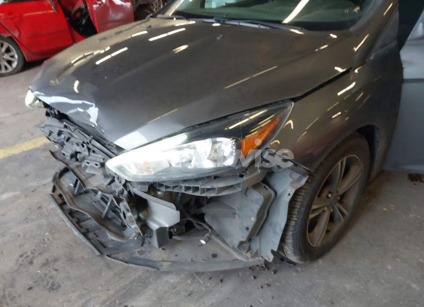 Photo 18 of 2018 Ford Focus SE (VIN 1FADP3FE0JL271437)